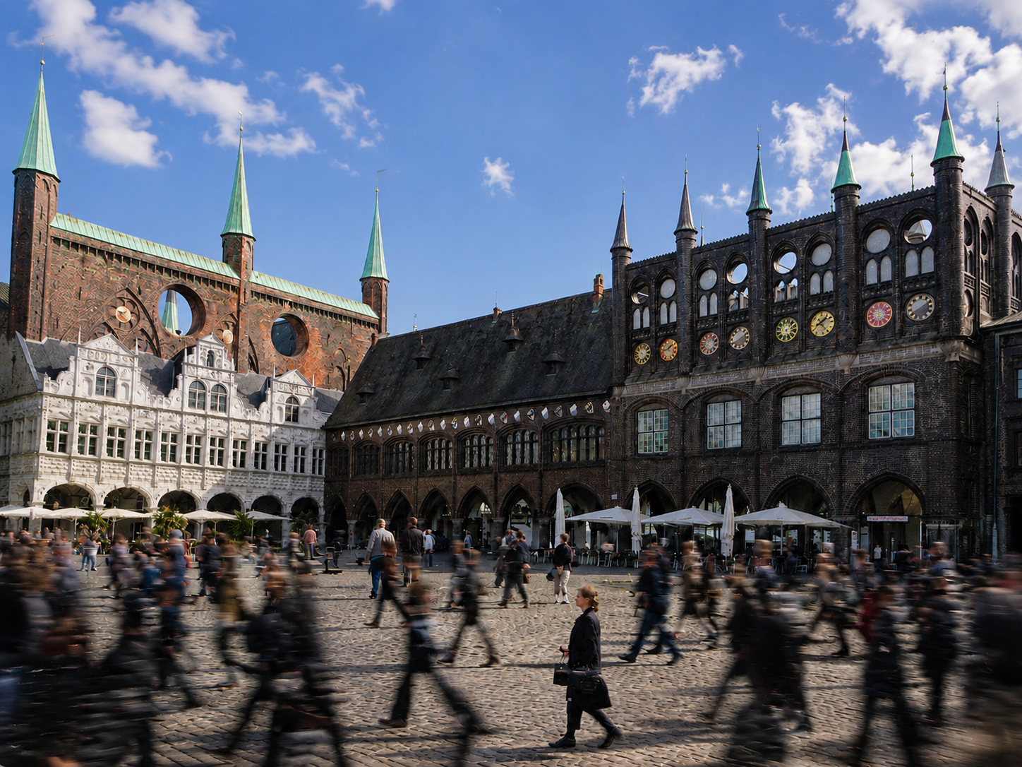 Menschenmenge auf dem Lübecker Marktplatz vor dem Rathaus
