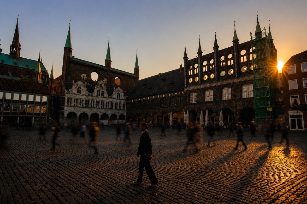 Lübecker Rathausmarkt mit vorbeigehenden Passantinnen und Passanten