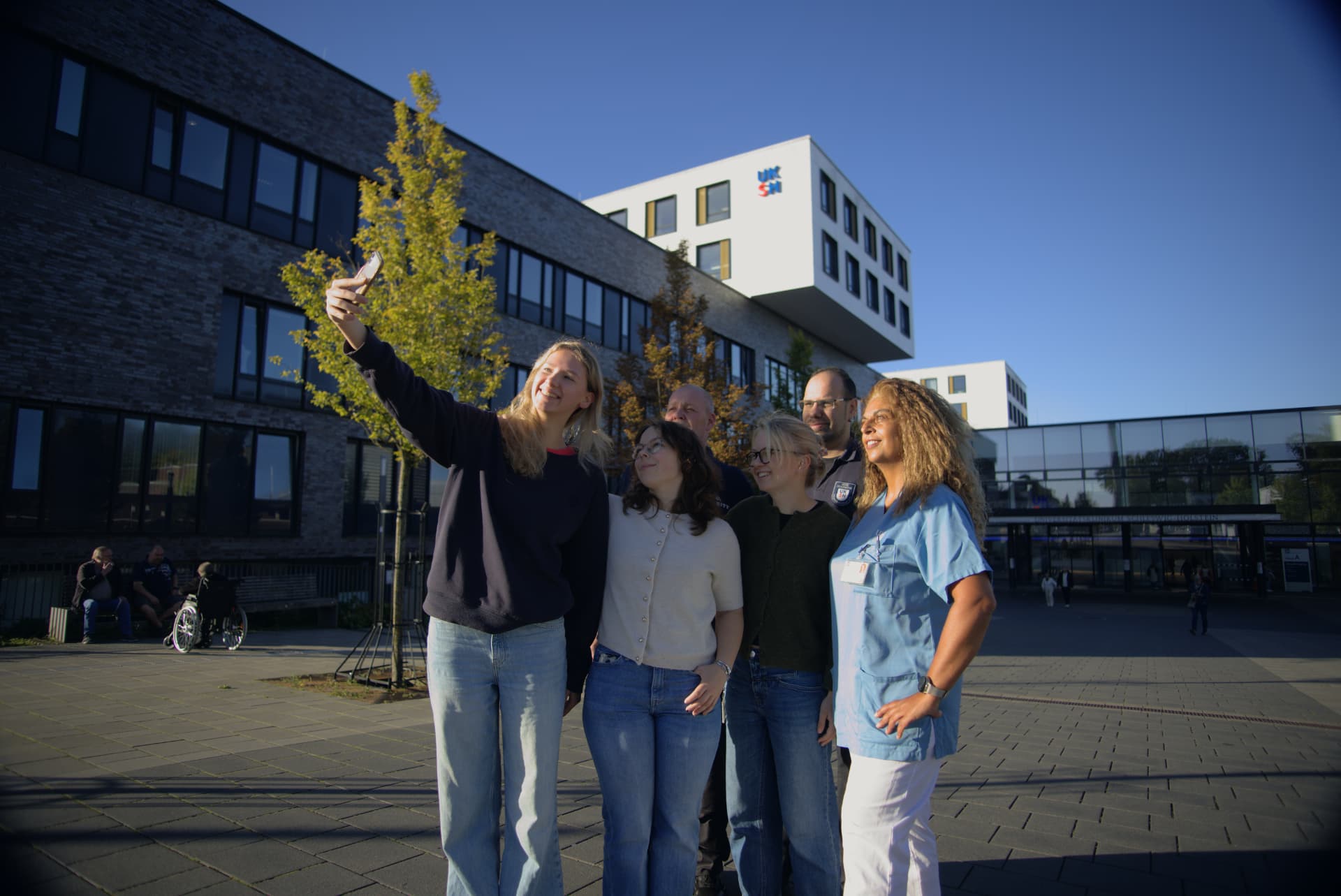 Pflegekräfte vor dem UKSH Lübeck